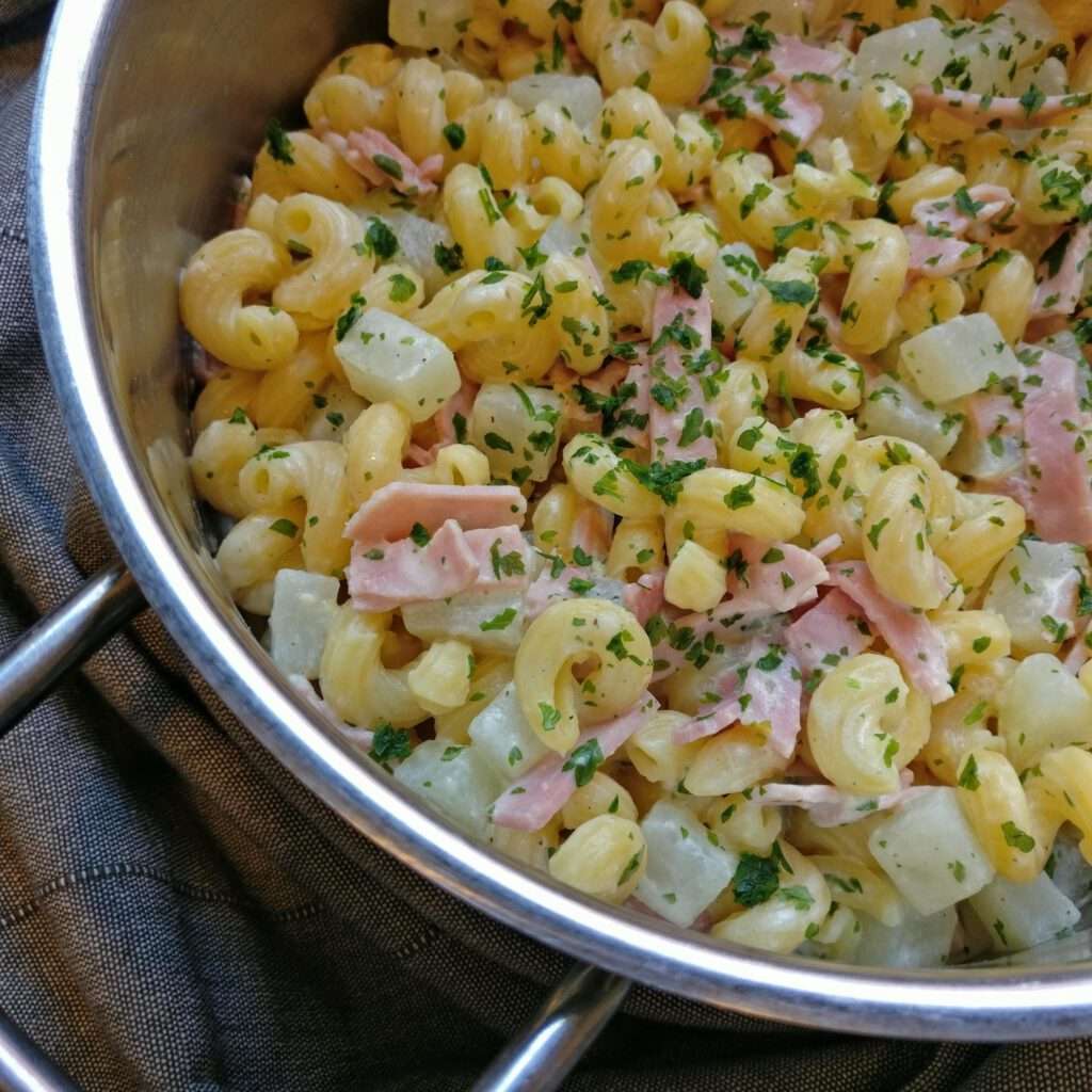 Nudeln mit Kohlrabi und Schinken in Frischkäsesoße – Herdgeflüster