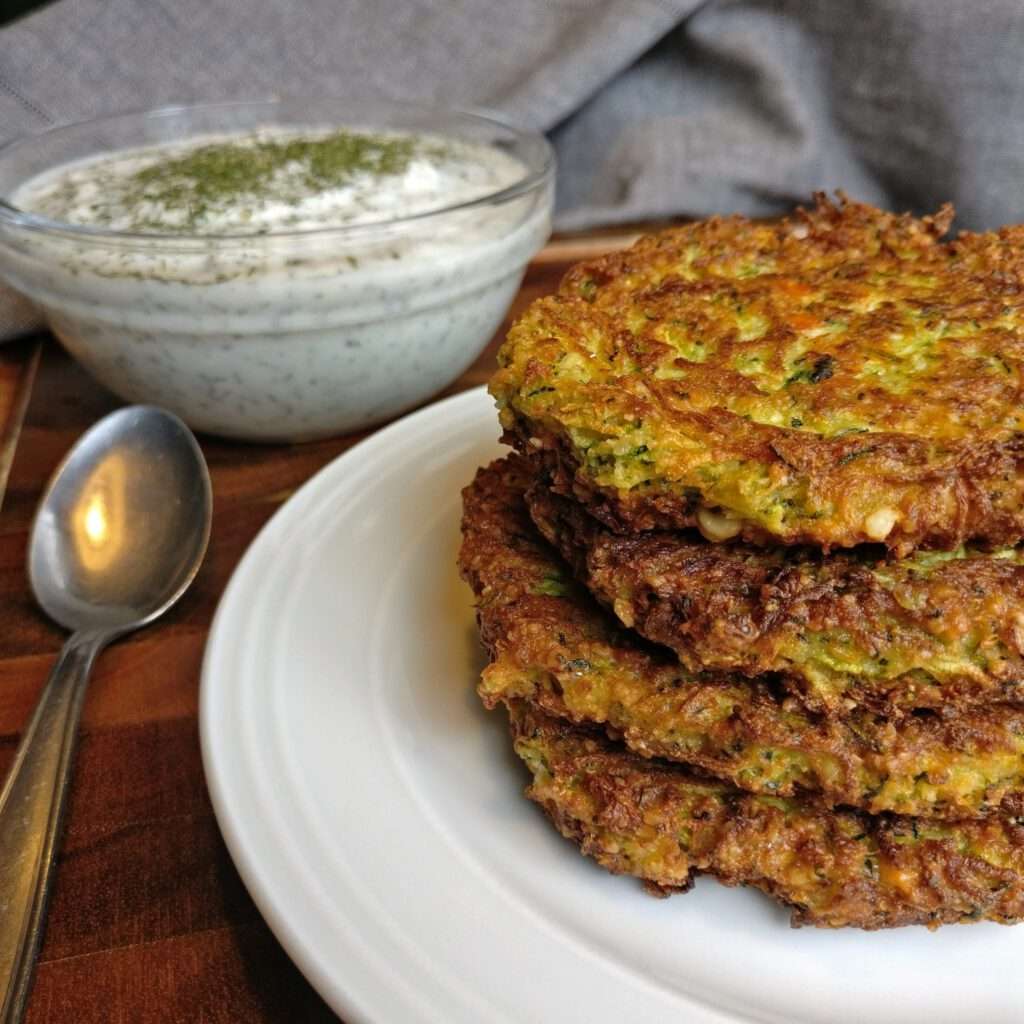 Zucchinipuffer mit Knoblauchjoghurt – Herdgeflüster