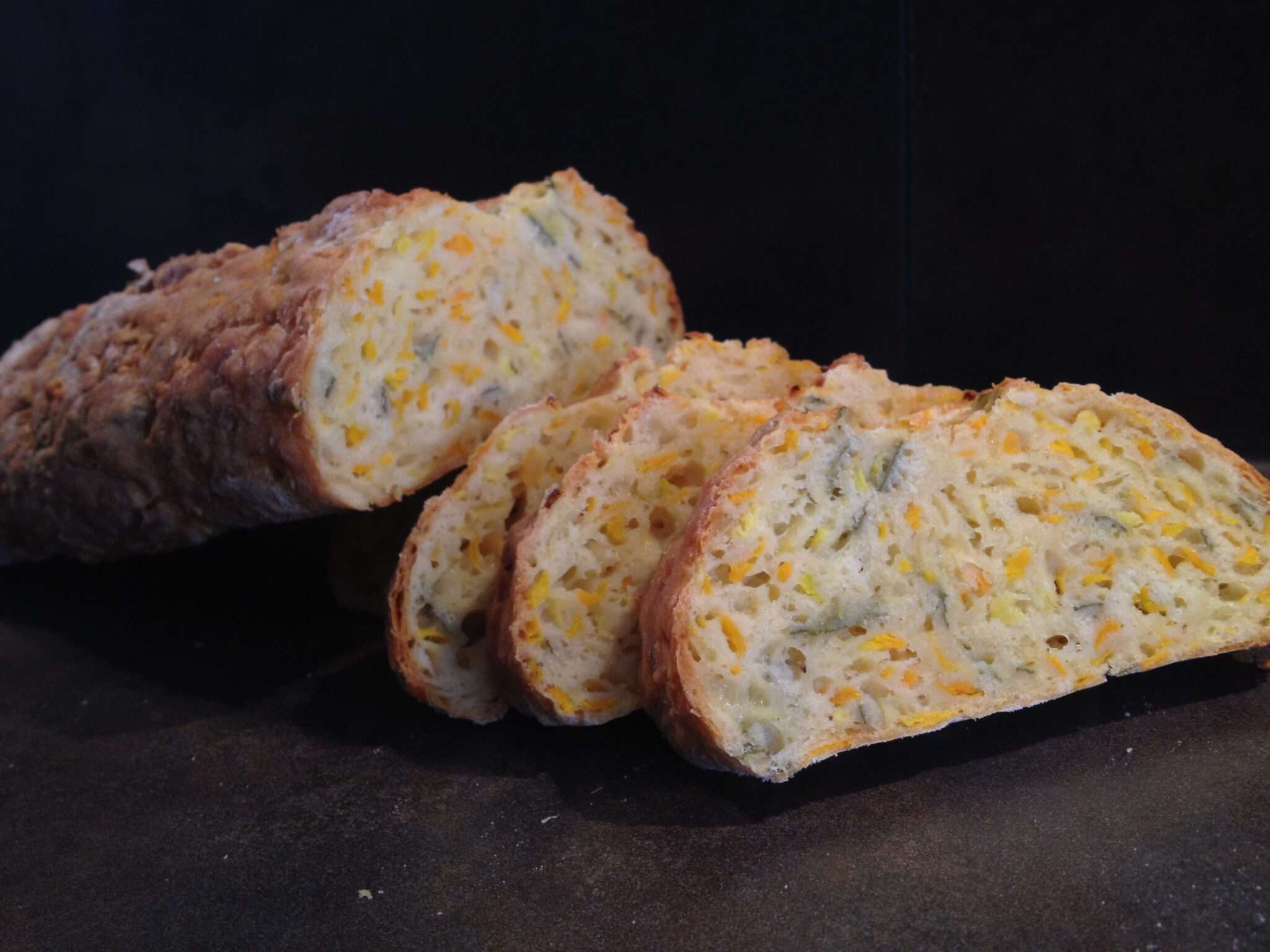 Möhrenbrot mit Käse und Salbei – Herdgeflüster