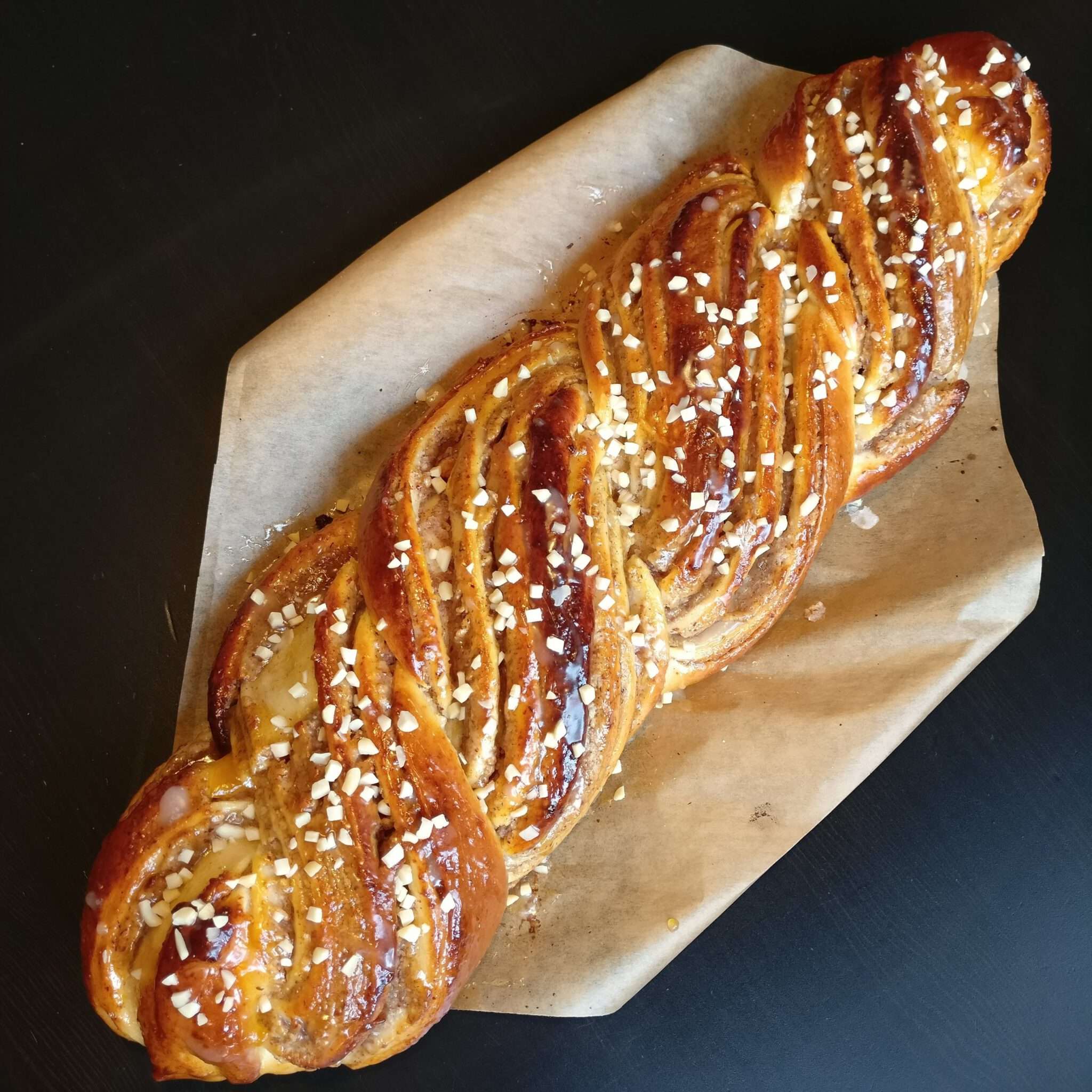 Nusszopf mit Marzipan und Aprikosenmarmelade – Herdgeflüster
