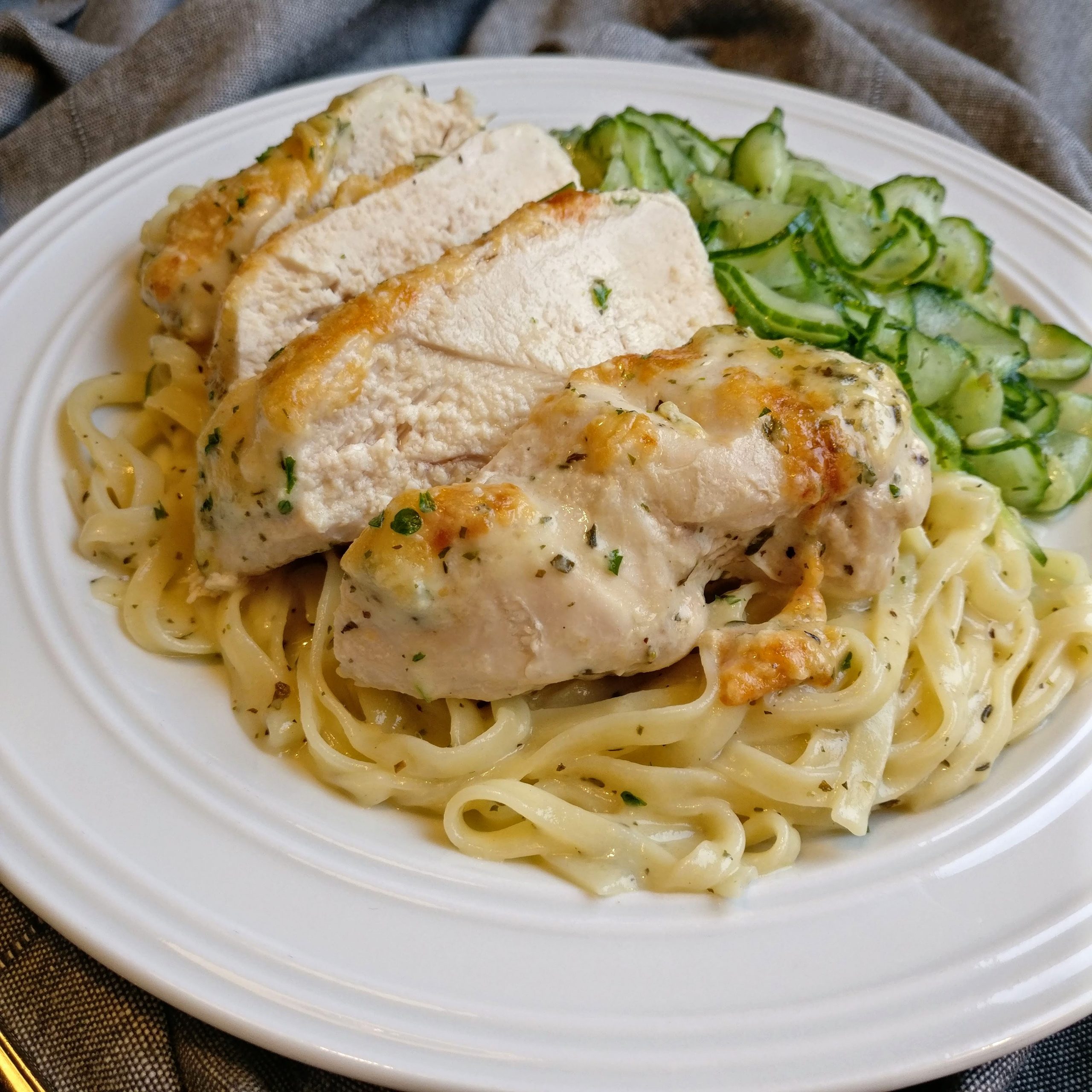 Wie Lange Muss Hähnchenbrust In Den Ofen Überbackene Hähnchenbrust in Kräutersauce – Herdgeflüster